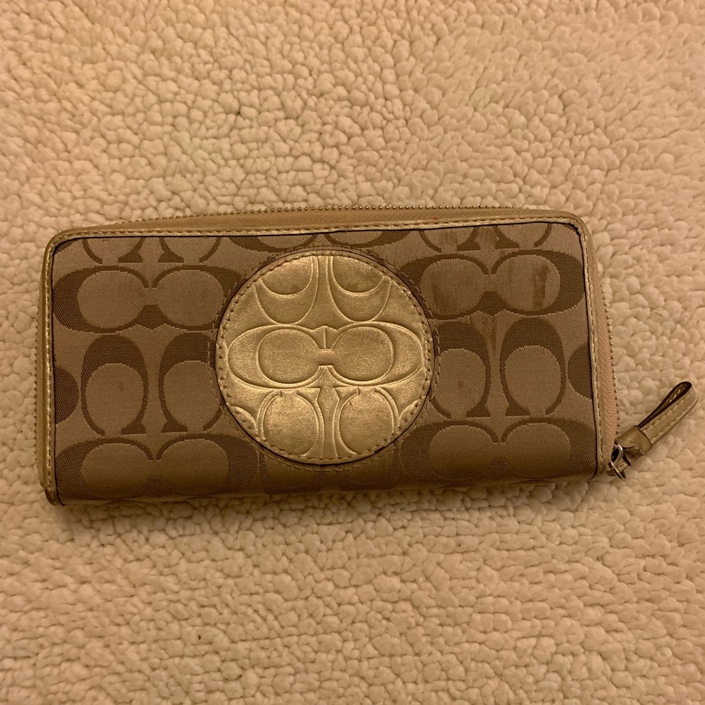 Coach purse in the color cream - Picture 4 of 7